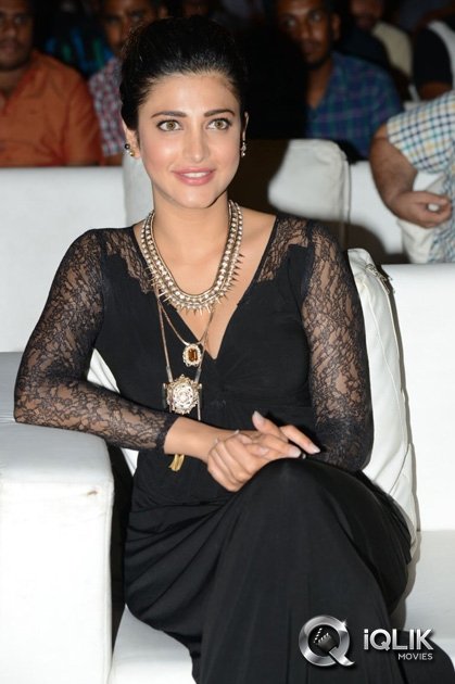 Shruti-Hassan-at-Race-Gurram-Success-Meet